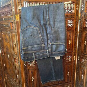Medium wash Levi Jeans 541
